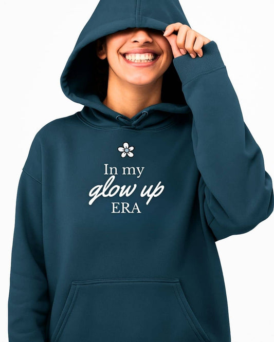 Mujer usando hoodie NARA “In my glow up era”, estilo suave y energético – imagen 2