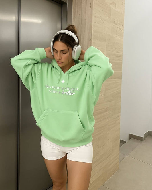 Mujer usando hoodie NARA “No vine a encajar”, pose empoderada y segura – imagen 1