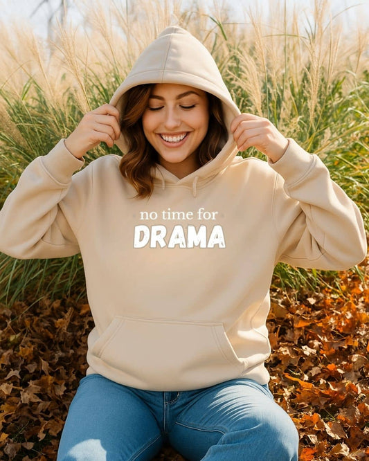 Modelo con hoodie NARA “No time for drama”, expresión firme y relajada – imagen 1