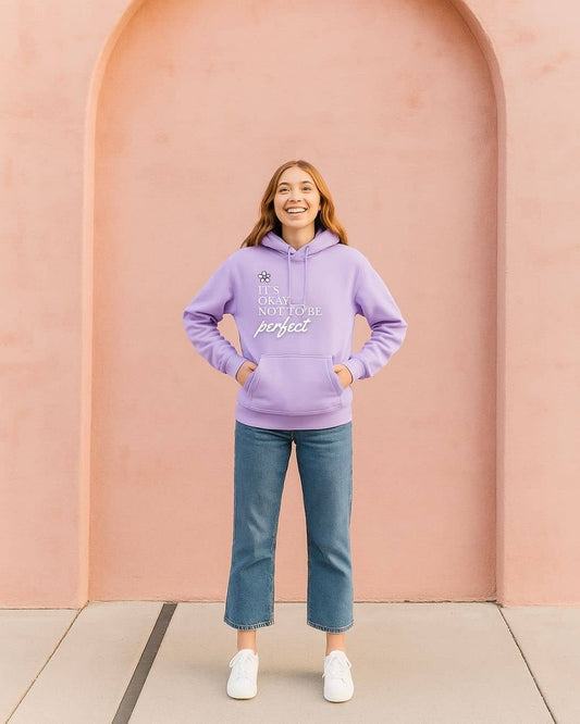 Modelo con hoodie NARA “It’s OK not to be perfect”, luz suave y gesto tranquilo – imagen 1