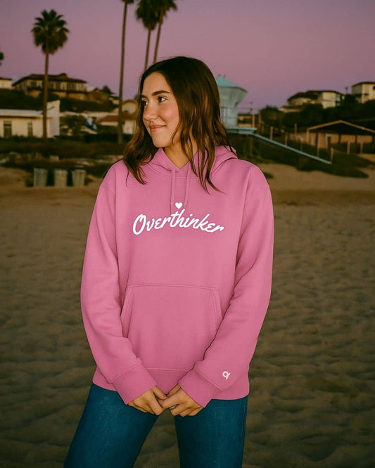 Chica joven con hoodie NARA “Overthinker”, expresión natural y look casual – imagen 1