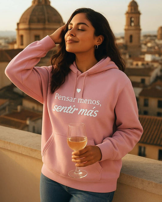 Mujer usando hoodie NARA “Pensar menos, sentir más”, fondo neutro, estilo relajado – imagen 2