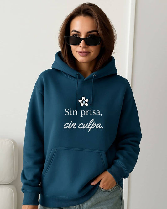 Chica con hoodie NARA “Sin prisa, sin culpa”, vibe tranquila y fluida – imagen 3