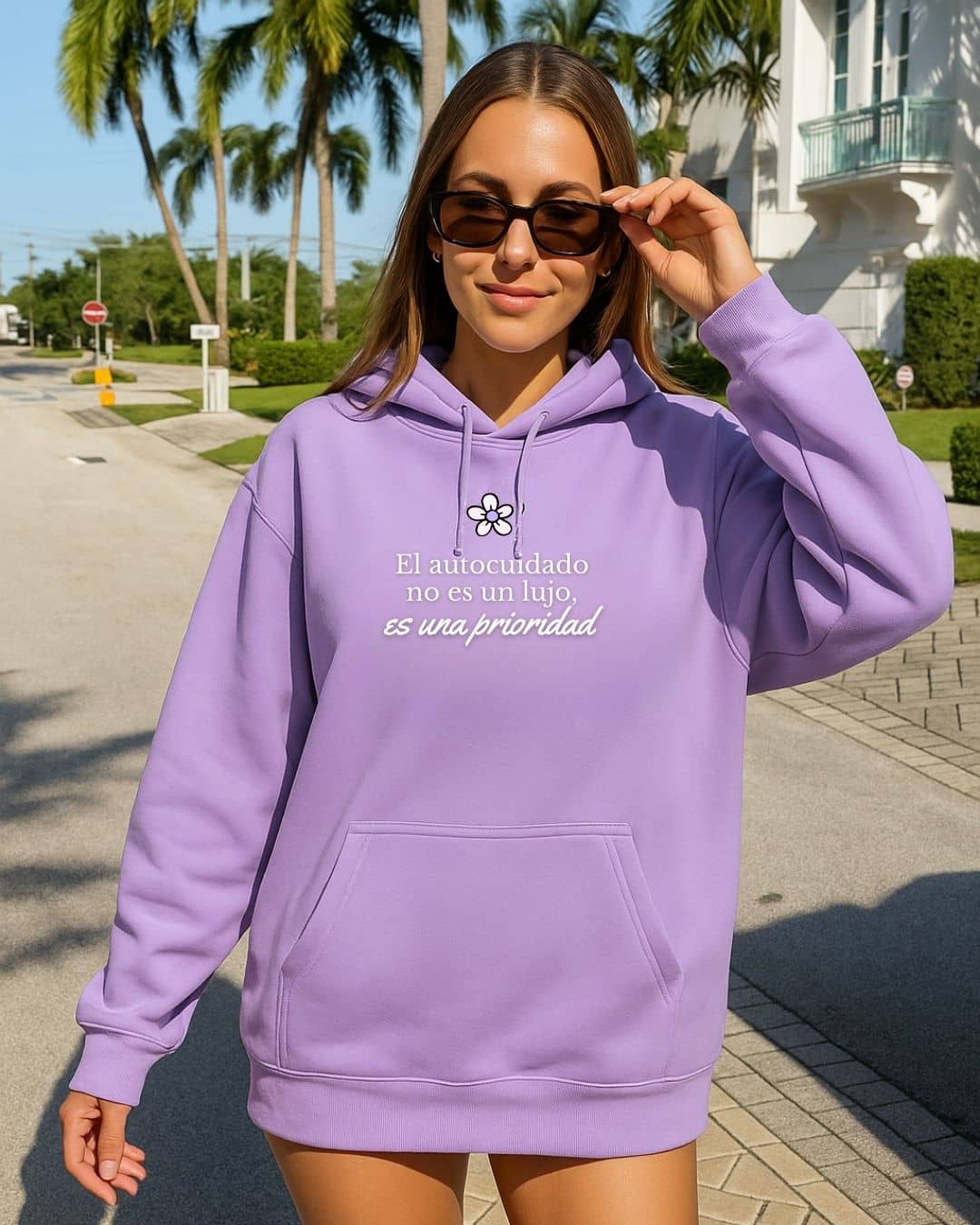 Mujer usando hoodie NARA “El autocuidado no es un lujo”, ambiente acogedor – imagen 3