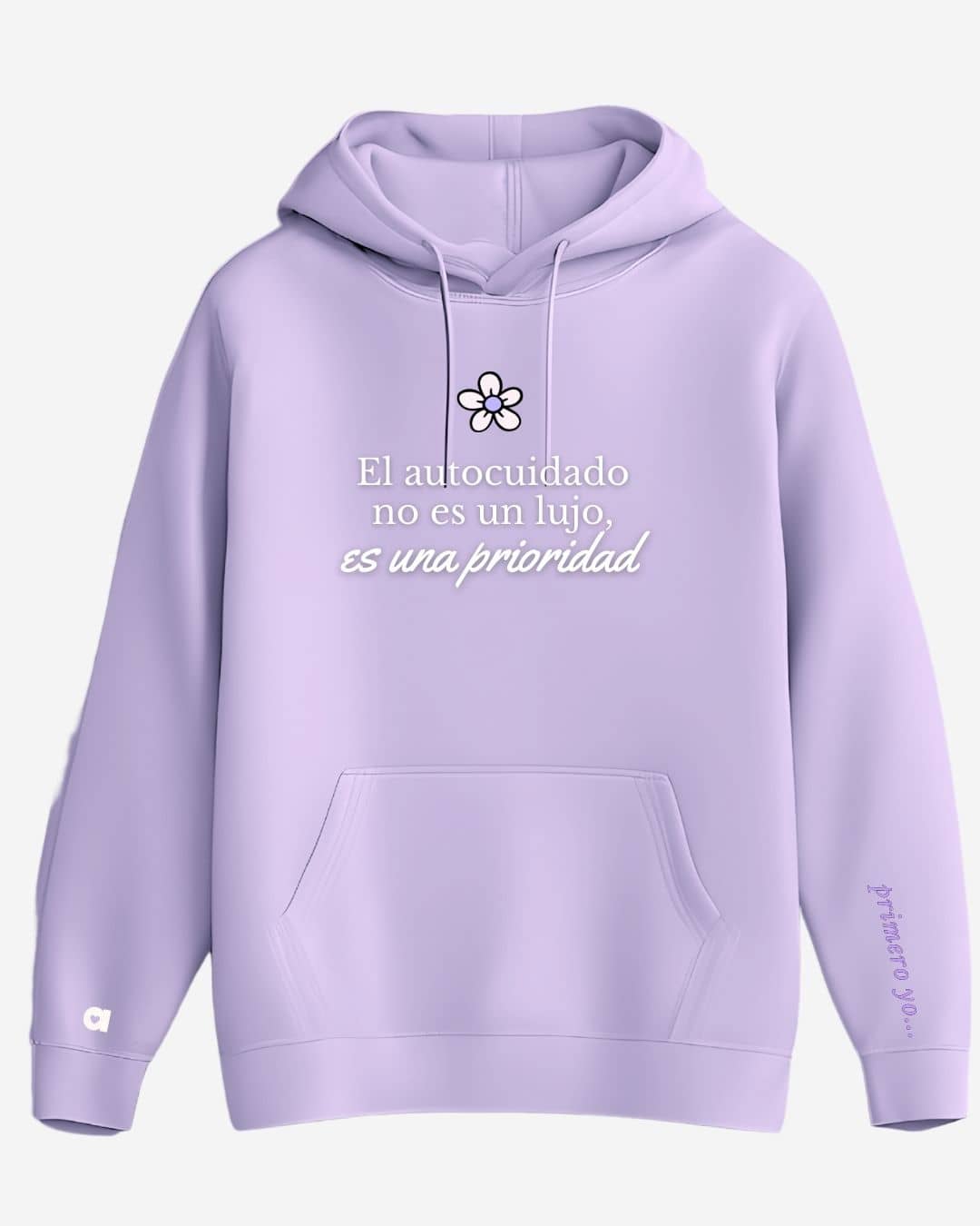 Mujer usando hoodie NARA “El autocuidado no es un lujo”, ambiente acogedor – imagen 4