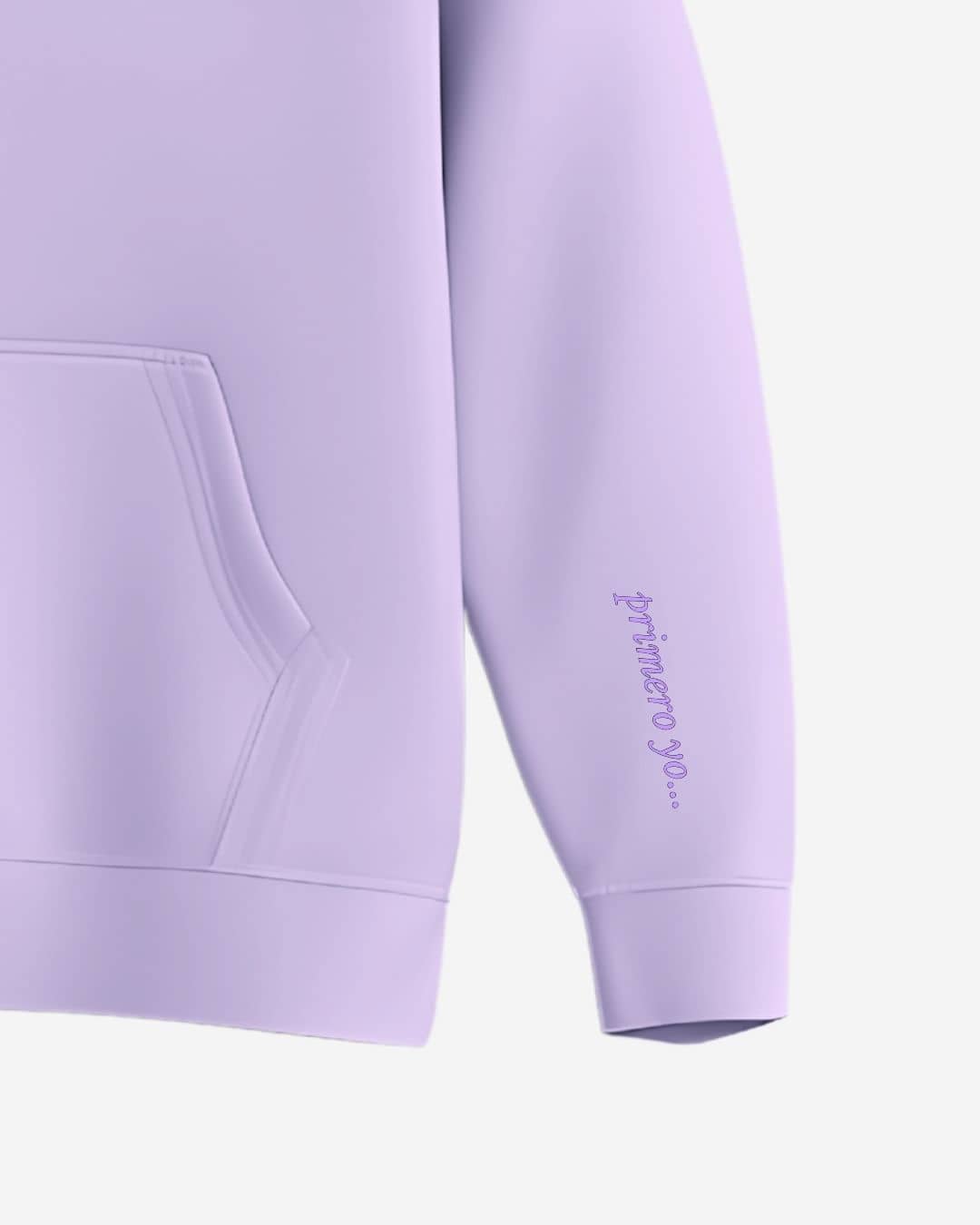 Mujer usando hoodie NARA “El autocuidado no es un lujo”, ambiente acogedor – imagen 6