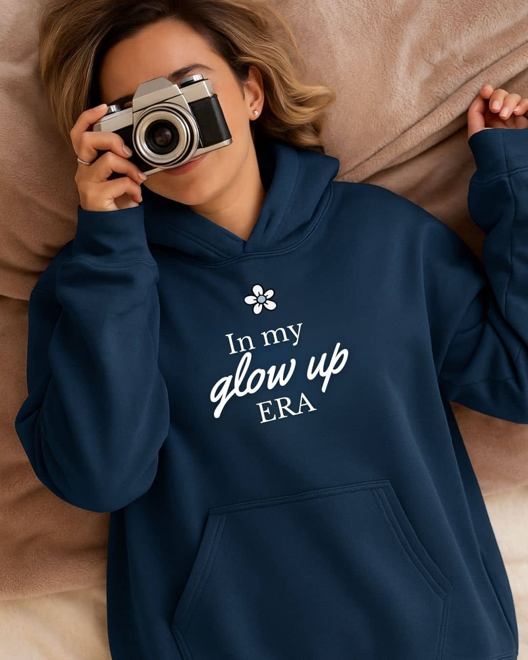 Mujer usando hoodie NARA “In my glow up era”, estilo suave y energético – imagen 1