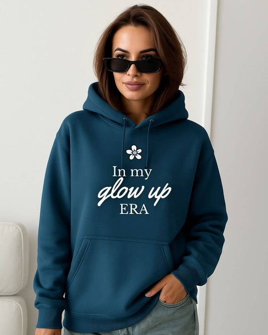 Mujer usando hoodie NARA “In my glow up era”, estilo suave y energético – imagen 3