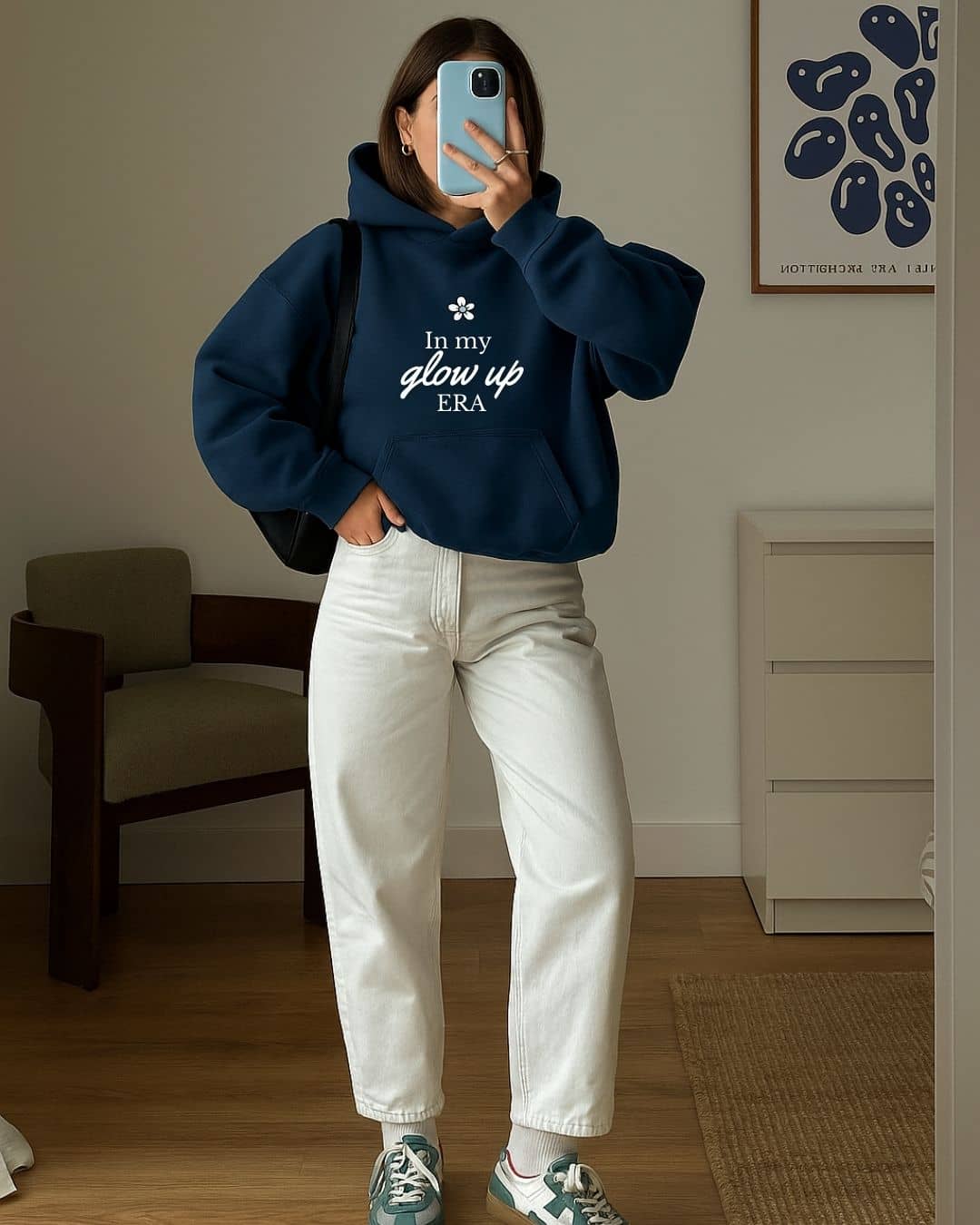 Mujer usando hoodie NARA “In my glow up era”, estilo suave y energético – imagen 4