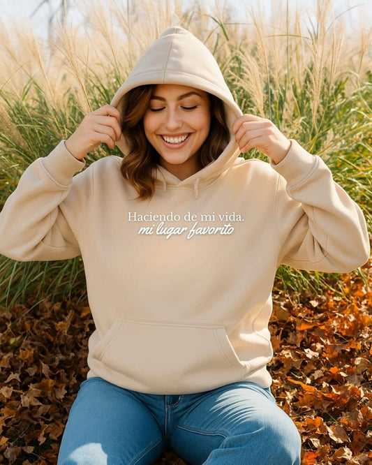 Mujer usando hoodie NARA “Haciendo de mi vida mi lugar favorito”, ambiente íntimo – imagen 1