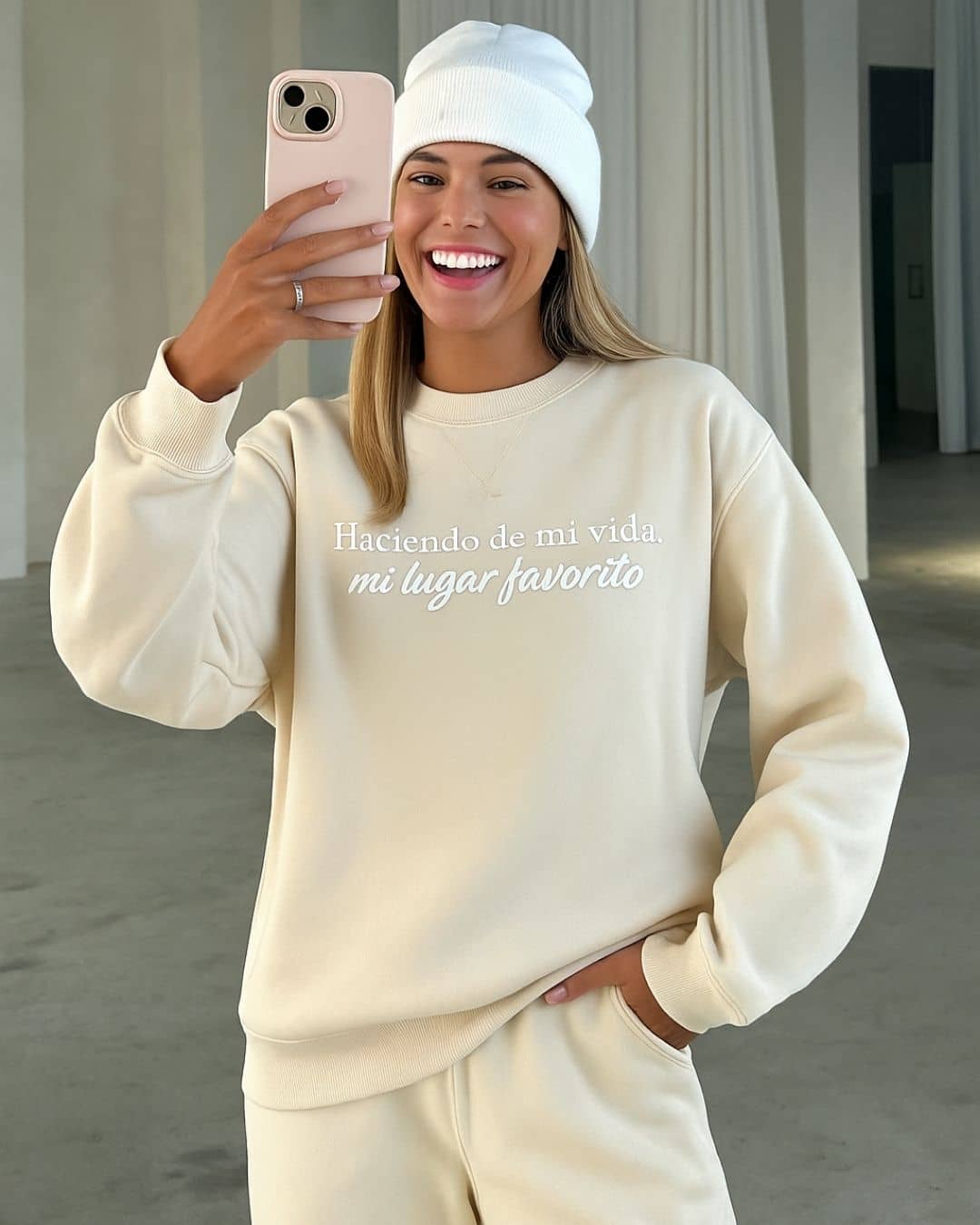 Mujer usando hoodie NARA “Haciendo de mi vida mi lugar favorito”, ambiente íntimo – imagen 3