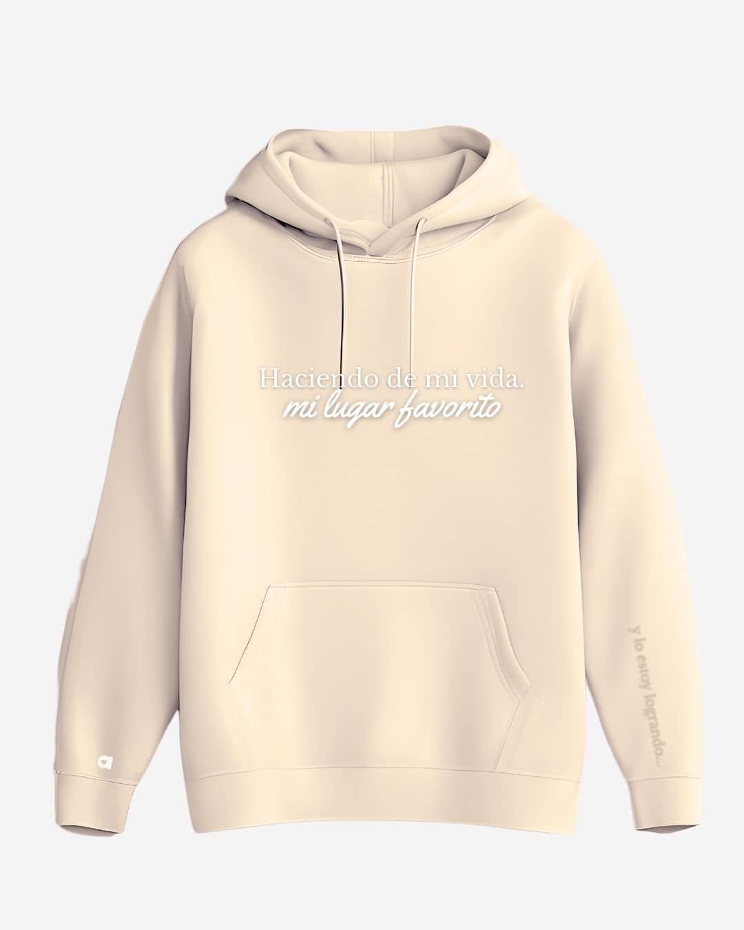 Mujer usando hoodie NARA “Haciendo de mi vida mi lugar favorito”, ambiente íntimo – imagen 5