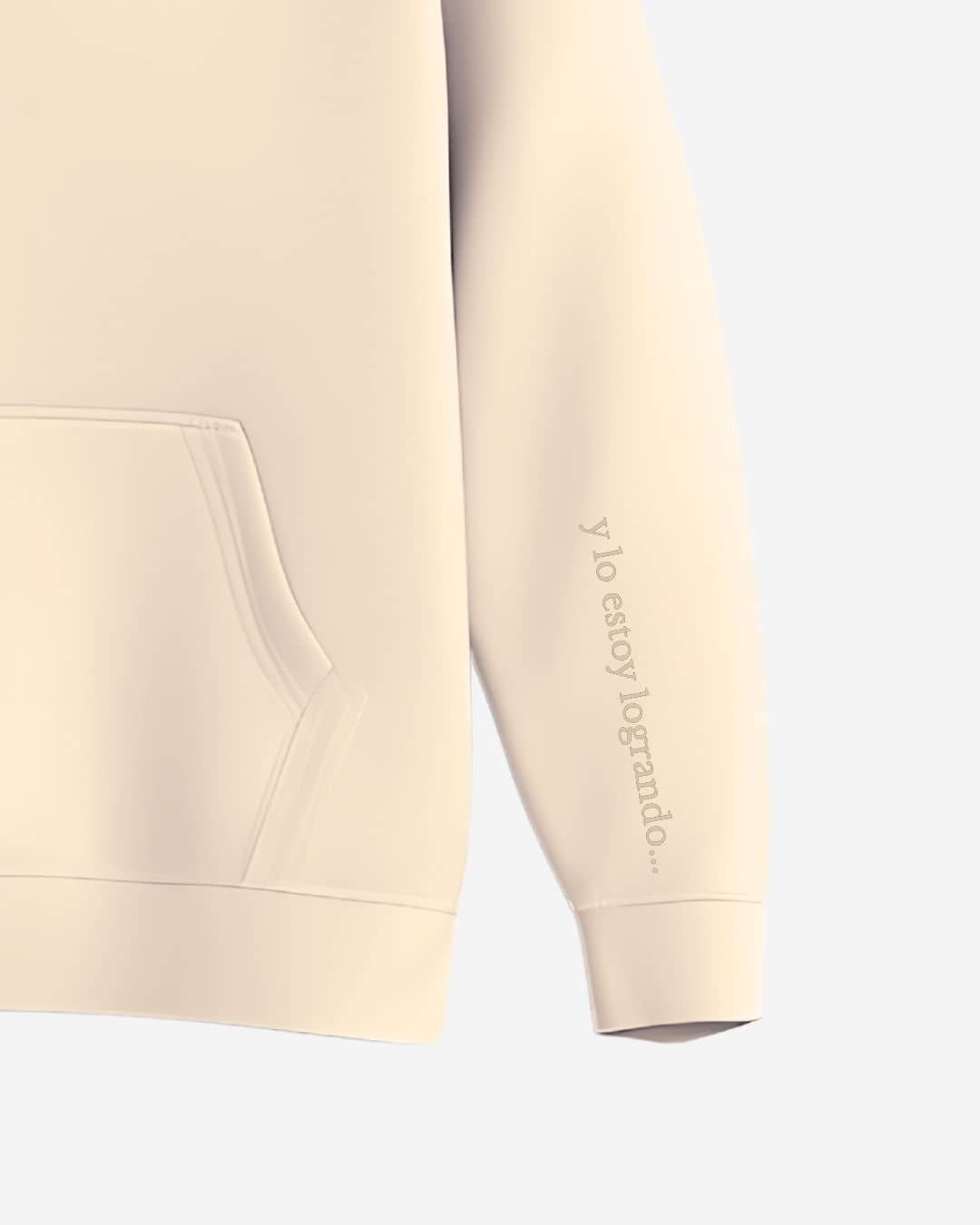Mujer usando hoodie NARA “Haciendo de mi vida mi lugar favorito”, ambiente íntimo – imagen 6