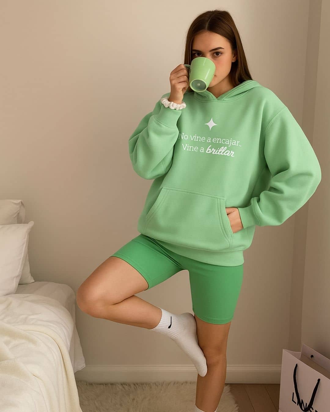 Mujer usando hoodie NARA “No vine a encajar”, pose empoderada y segura – imagen 2