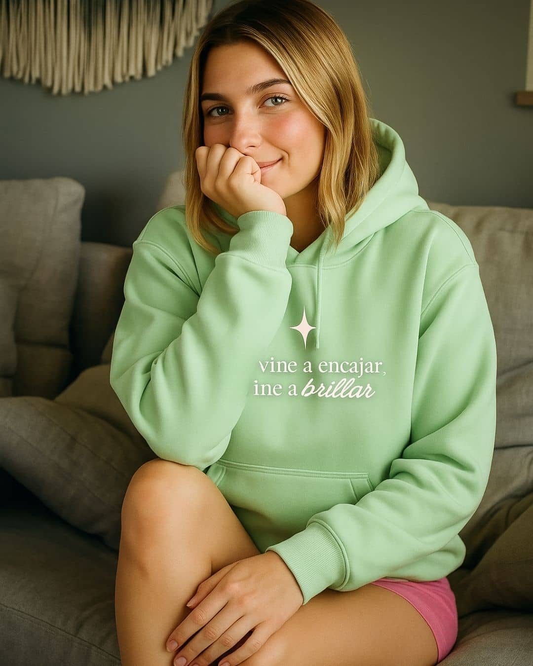 Mujer usando hoodie NARA “No vine a encajar”, pose empoderada y segura – imagen 3