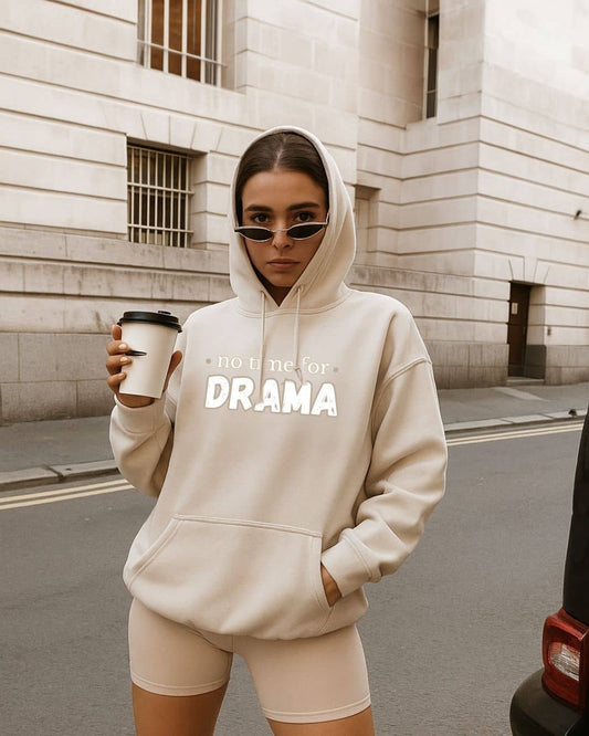 Modelo con hoodie NARA “No time for drama”, expresión firme y relajada – imagen 2