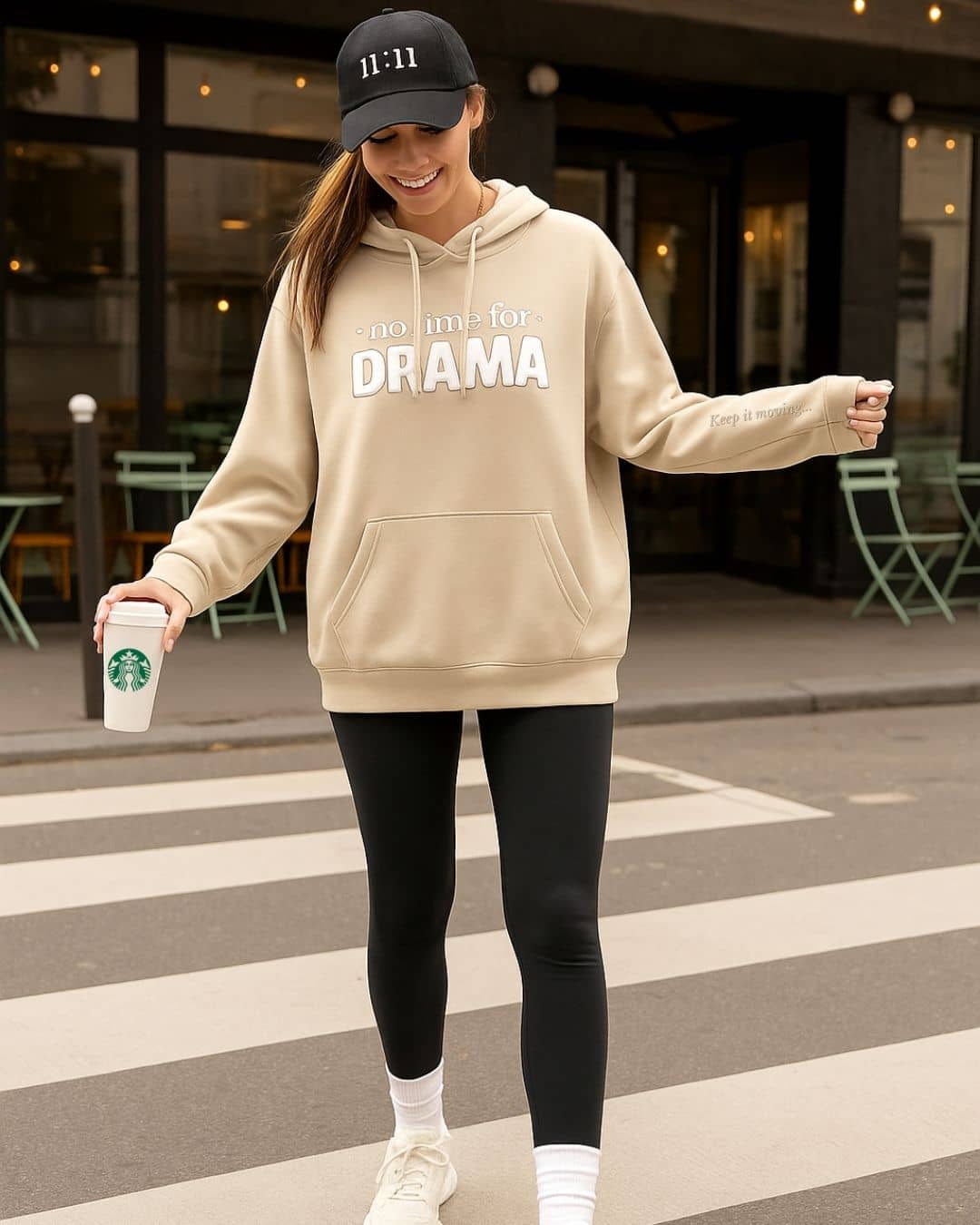 Modelo con hoodie NARA “No time for drama”, expresión firme y relajada – imagen 3