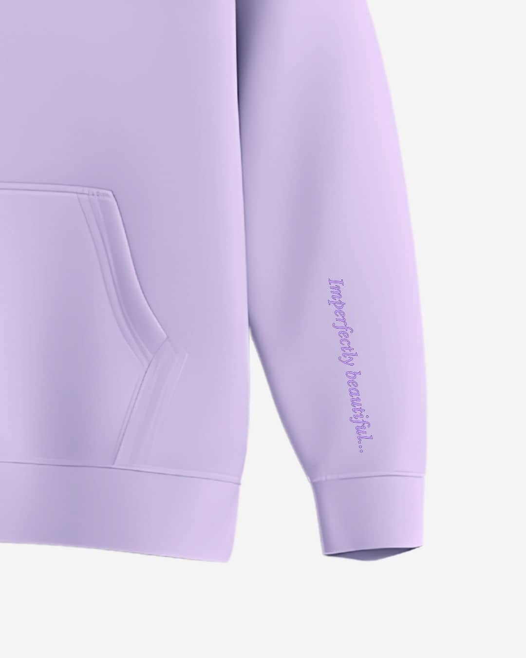 Modelo con hoodie NARA “It’s OK not to be perfect”, luz suave y gesto tranquilo – imagen 6
