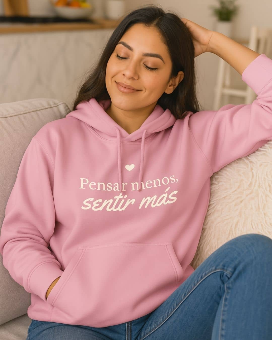 Mujer usando hoodie NARA “Pensar menos, sentir más”, fondo neutro, estilo relajado – imagen 1