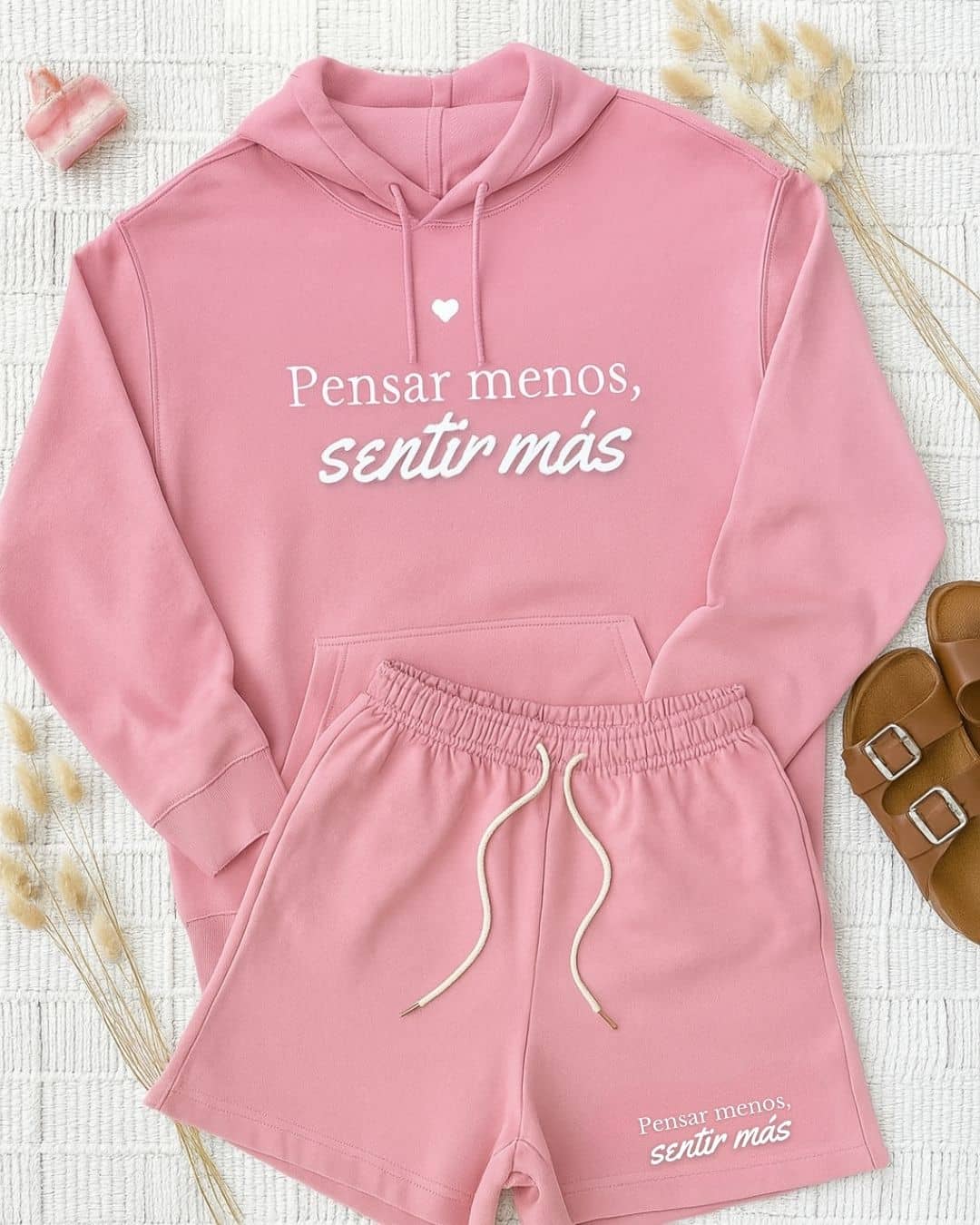 Mujer usando hoodie NARA “Pensar menos, sentir más”, fondo neutro, estilo relajado – imagen 4