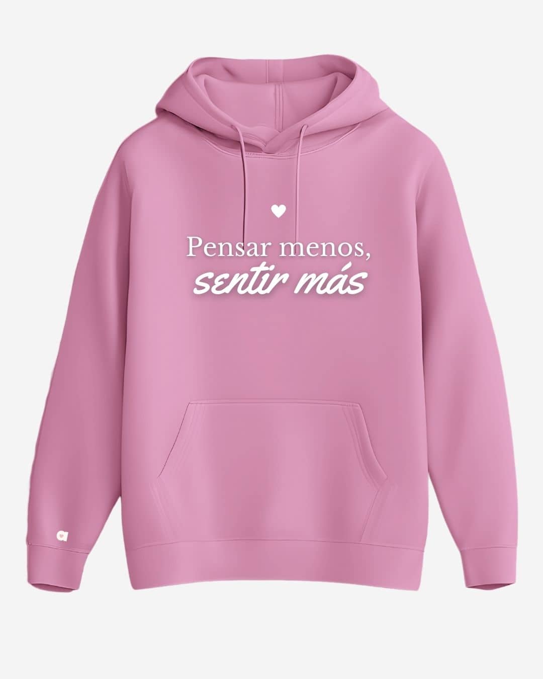 Mujer usando hoodie NARA “Pensar menos, sentir más”, fondo neutro, estilo relajado – imagen 6