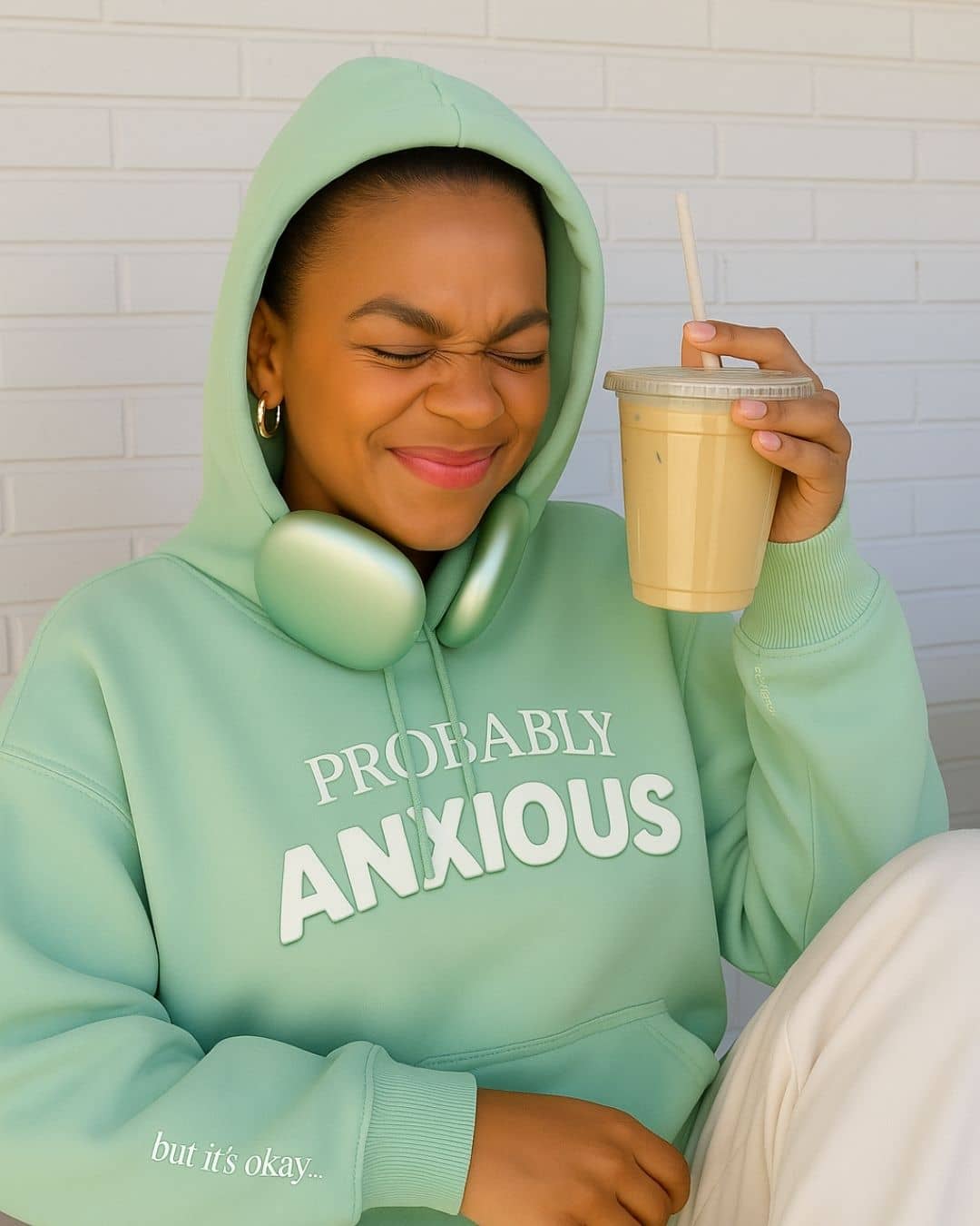Chica con hoodie NARA “Probably Anxious”, mezcla de calma y autenticidad – imagen 1