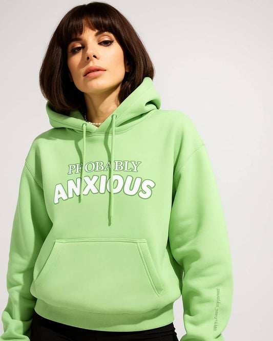 Chica con hoodie NARA “Probably Anxious”, mezcla de calma y autenticidad – imagen 3