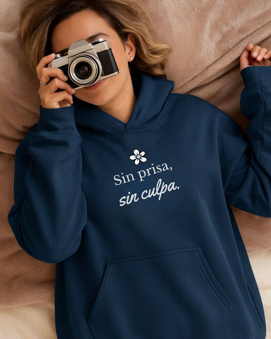 Chica con hoodie NARA “Sin prisa, sin culpa”, vibe tranquila y fluida – imagen 1