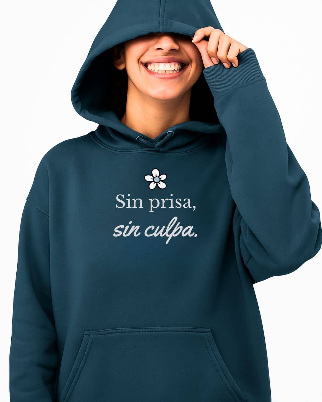 Chica con hoodie NARA “Sin prisa, sin culpa”, vibe tranquila y fluida – imagen 2